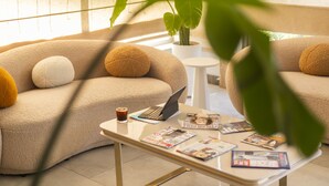 Uma sala de estar acolhedora com um sofá, uma mesa de centro e um laptop.