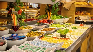 Buffet com diversos alimentos e bebidas.