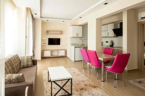 Basic-Apartment, 1 Doppelbett und Schlafsofa | Wohnbereich | 40-Zoll-LED-Fernseher mit Satellitenempfang