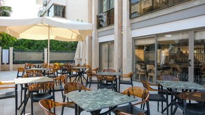 Outdoor pool, sun loungers - Peramis Hotel & Spa (Antalya)