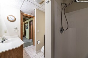 Duschwanne, Handtücher, Seife, Toilettenpapier