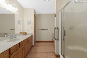 Duschwanne, Handtücher, Seife, Toilettenpapier