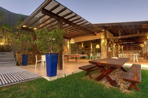 Casa superluxo | Opções para refeição ao ar livre