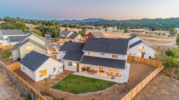 A residential area with multiple houses, a fenced backyard, and a clear view of the surrounding landscape. - Mirasol Manor -sleeps up to 14! Minutes to Paso + SLO (Atascadero)