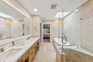 Badewanne, Haartrockner, Handtücher, Seife