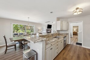 Fridge, microwave, oven, stovetop - Spacious 4 bedroom home in Sea Pines, close to golf, beaches and Harbor Town! (Hilton Head Island)