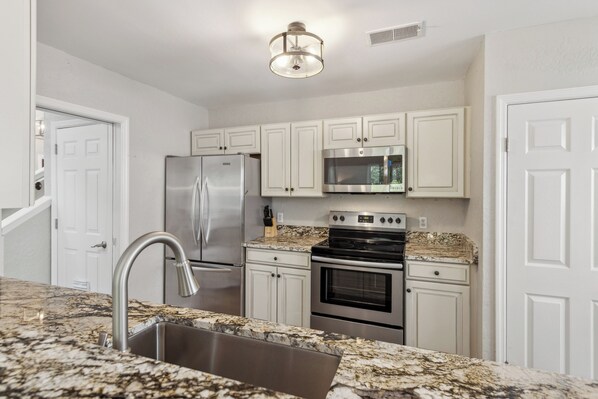 Fridge, microwave, oven, stovetop - Spacious 4 bedroom home in Sea Pines, close to golf, beaches and Harbor Town! (Hilton Head Island)