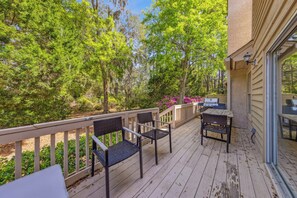 Outdoor dining - Spacious 4 bedroom home in Sea Pines, close to golf, beaches and Harbor Town! (Hilton Head Island)