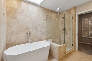Bathtub, hair dryer, towels, soap - Spacious 4 bedroom home in Sea Pines, close to golf, beaches and Harbor Town! (Hilton Head Island)