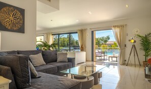 Smart-TV, peis, bordtennis og stereoanlegg