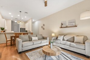 TV connectée, lecteur de DVD, livres, chaîne hi-fi