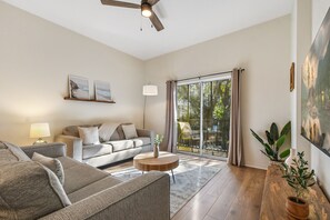 Smart TV, libros, estéreo, monitor de computadora