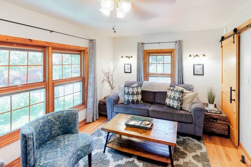 Modern duplex with gas fireplace, free WiFi, & walkable downtown location