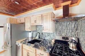 Kjøleskap, mikrobølgeovn, ovn og kokeplater