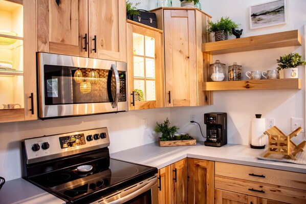 Refrigerador, microondas, horno y parrilla de estufa 