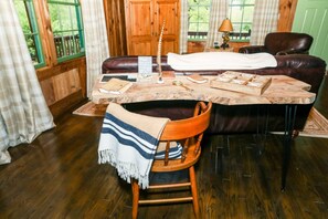 2 slaapkamers, een bureau, een strijkplank/strijkijzer, wifi