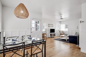 Dining - Updated 2nd-floor retreat with deck, AC, 2 car parking- steps from beach (Newport Beach)