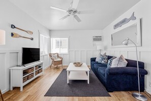 TV - Updated 2nd-floor retreat with deck, AC, 2 car parking- steps from beach (Newport Beach)