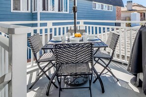 Outdoor dining - Updated 2nd-floor retreat with deck, AC, 2 car parking- steps from beach (Newport Beach)