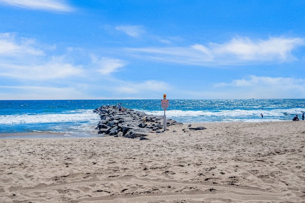 Beach nearby - Updated 2nd-floor retreat with deck, AC, 2 car parking- steps from beach (Newport Beach)