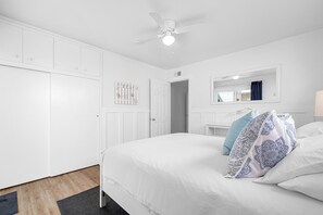 4 bedrooms, iron/ironing board, Internet, bed sheets - Newly renovated Beach Compound with A/C & 5-car parking (Newport Beach)