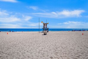 Una spiaggia nelle vicinanze