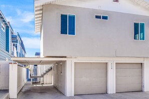 Exterior - Newly renovated Beach Compound with A/C & 5-car parking (Newport Beach)