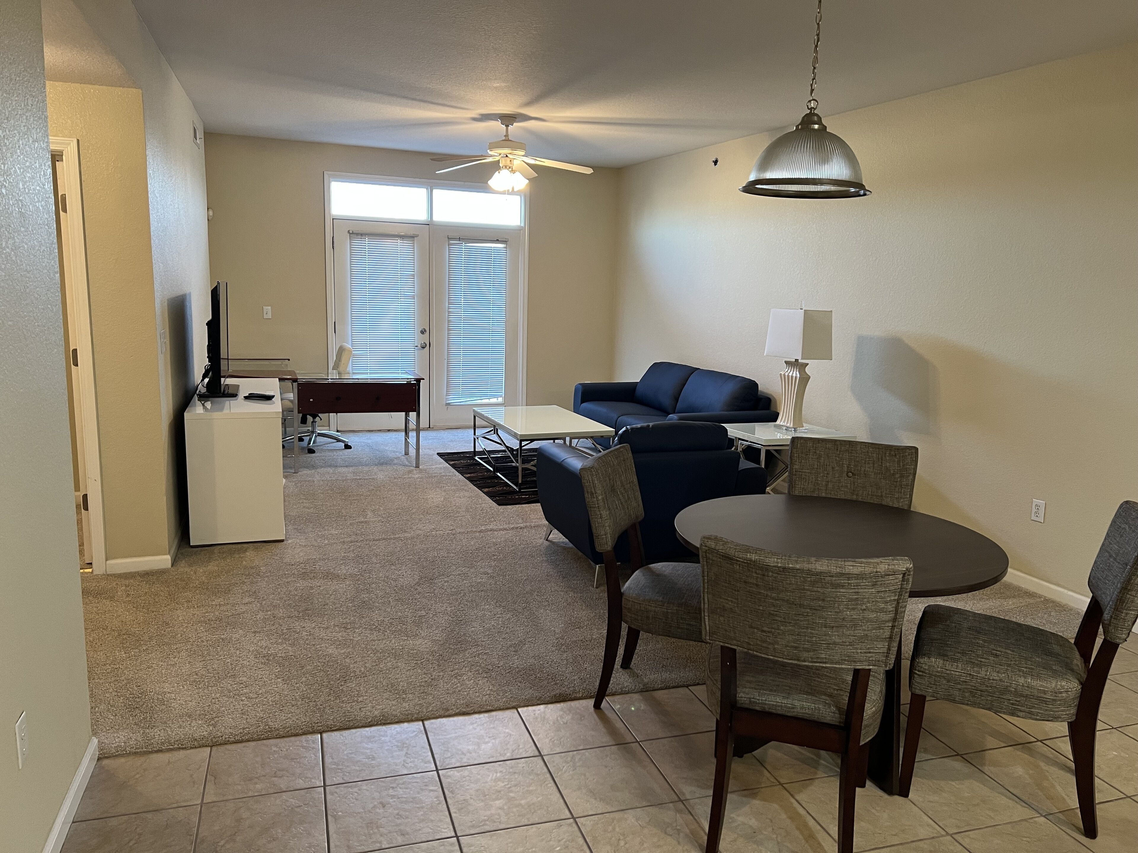 ดีลักซ์อพาร์ทเมนท์, 2 ห้องนอน | บริเวณนั่งเล่น | ทีวีจอแอลอีดี 49 นิ้ว พร้อมช่องดิจิตอล, ทีวี, บริการสตรีมมิ่ง