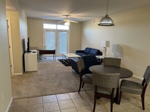 华丽公寓, 2 间卧室 | 起居区 | 49-英寸LED 电视（配备数码频道）、电视、流媒体服务