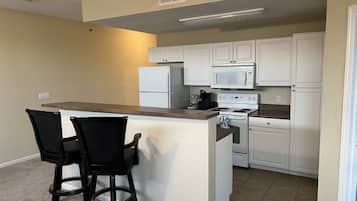 Standard Apartment | Private kitchen | Full-size fridge, microwave, oven, stovetop