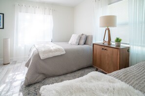 2 bedrooms, desk, free WiFi, bed sheets - Historic district cottage near downtown Ft. Myers - Artful Abode! (Fort Myers)