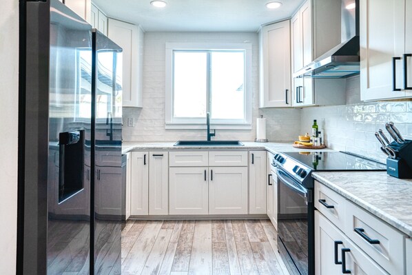 Fridge, microwave, oven, stovetop - Historic district cottage near downtown Ft. Myers - Artful Abode! (Fort Myers)