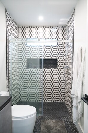 Dusche, Haartrockner, Handtücher, Seife