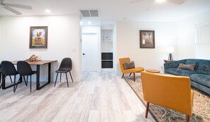 Smart TV, books, stereo - Historic district cottage near downtown Ft. Myers - Artful Abode! (Fort Myers)