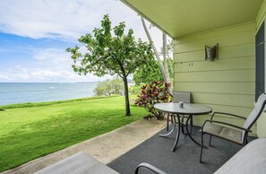Outdoor dining - Kapaa Sands  Unit 10 Direct Oceanfront Studio (Kapaa)