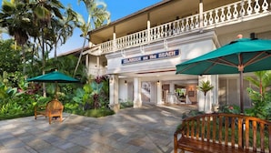 L’entrée d’un hôtel avec une enseigne indiquant : « ISLANDER, sur la plage ».