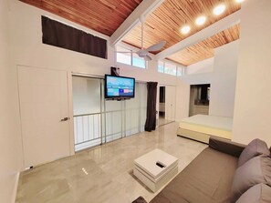 2 habitaciones, escritorio, tabla de planchar con plancha y wifi gratis 