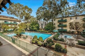 Una piscina al aire libre