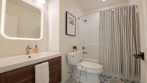 Bathtub, hair dryer, towels - West Midtown 2/2 - Top Floor, private parking (Atlanta)