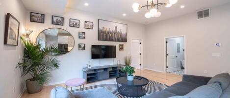 Una televisión, una oficina