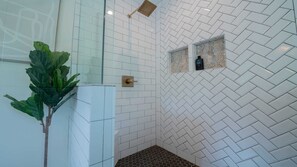 Baignoire, séchoir à cheveux, serviettes fournies