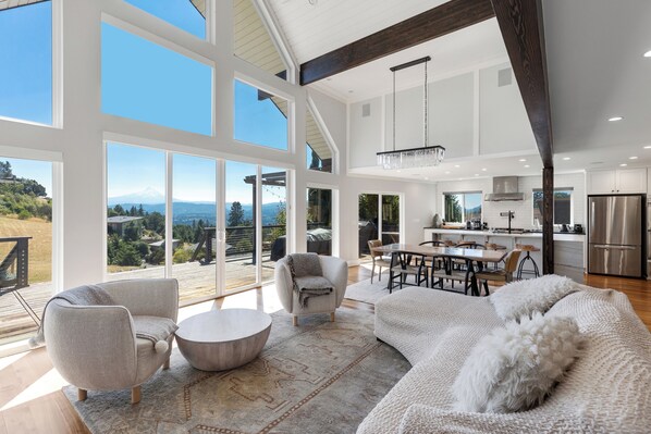 Smart TV, fireplace, stereo - Modern Luxury. Private Hot Tub & views of Mt Hood! (White Salmon)