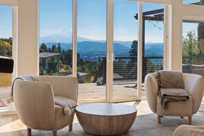 Interior - Modern Luxury. Private Hot Tub & views of Mt Hood! (White Salmon)