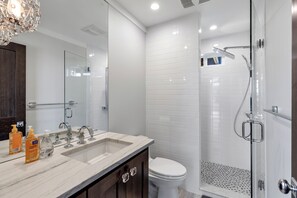 Tina con regadera, secadora de cabello, bidet, toallas 
