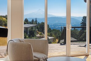 Interior - Modern Luxury. Private Hot Tub & views of Mt Hood! (White Salmon)