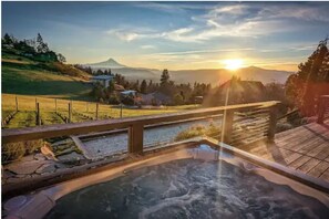 Outdoor spa tub - Modern Luxury. Private Hot Tub & views of Mt Hood! (White Salmon)