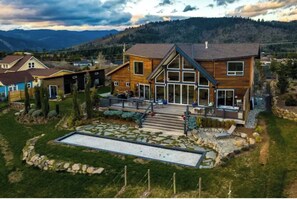 Exterior - Modern Luxury. Private Hot Tub & views of Mt Hood! (White Salmon)
