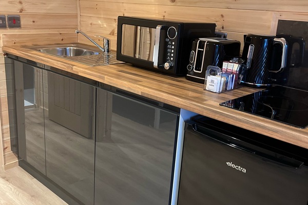 Refrigerador, microondas, placa de cocina, tetera/pava eléctrica