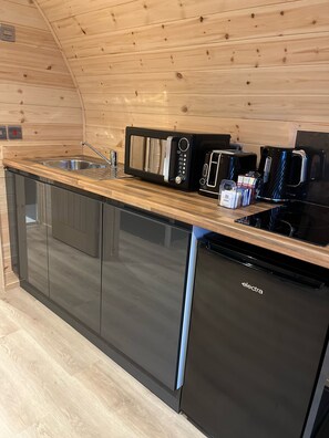 Kühlschrank, Mikrowelle, Herdplatte, Wasserkocher