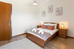 3 bedrooms, iron/ironing board, travel crib, internet